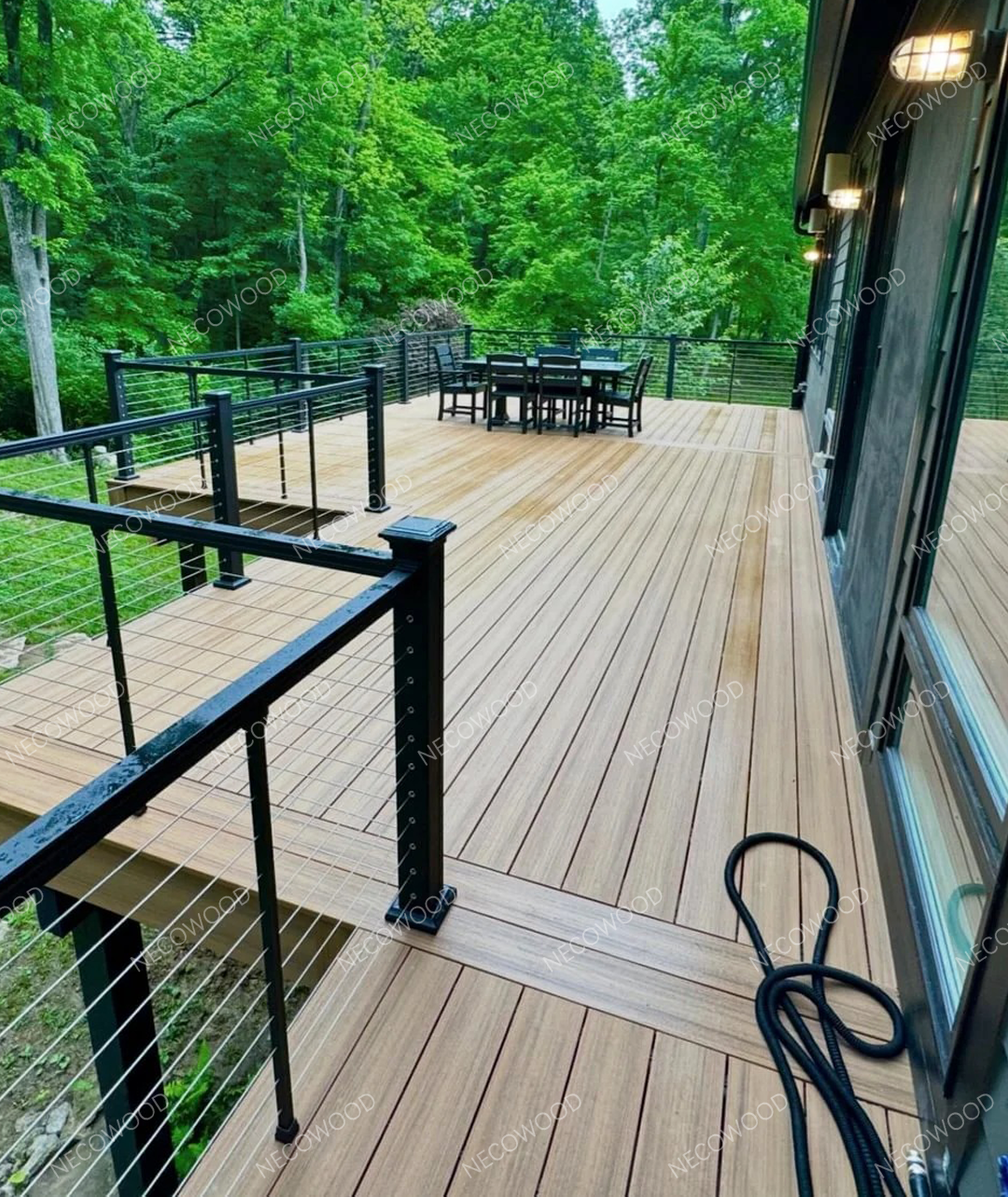 ভিলা এবং গার্ডেন ডব্লিউপিসি ডেকিং সলিউশন: কুয়েতের বিলাসবহুল আউটডোর লিভিংকে রূপান্তরিত করা