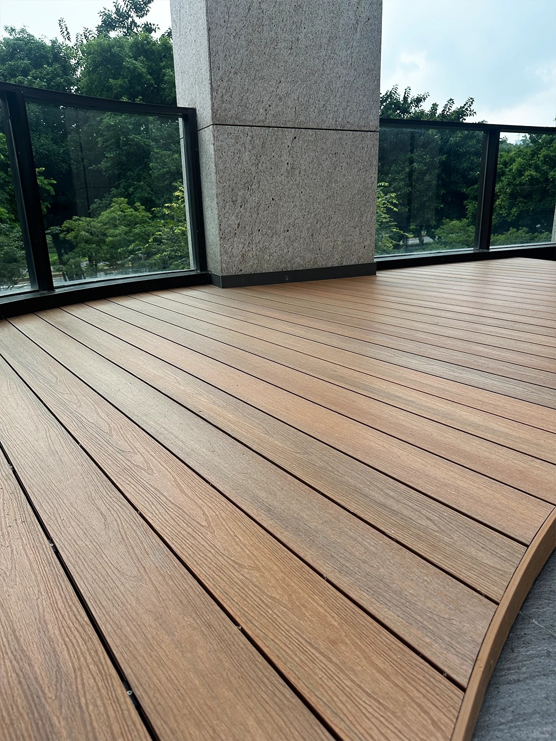 বাঁকা WPC ডেক প্ল্যাটফর্ম: কিভাবে Necowood একটি অনিয়মিত বহিরঙ্গন স্থান রূপান্তরিত